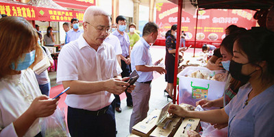 儋州市消費(fèi)扶貧“春風(fēng)大行動(dòng)”市領(lǐng)導(dǎo)帶頭認(rèn)購農(nóng)產(chǎn)品